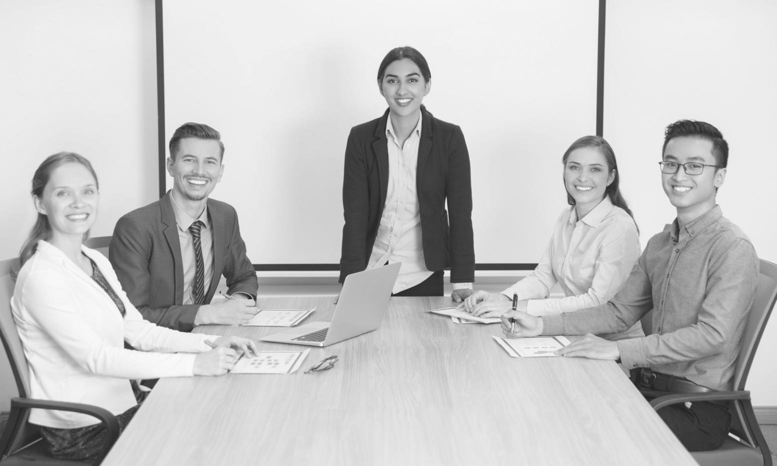 Smartphone mit übersichtlicher Budget-App auf dem Bildschirm